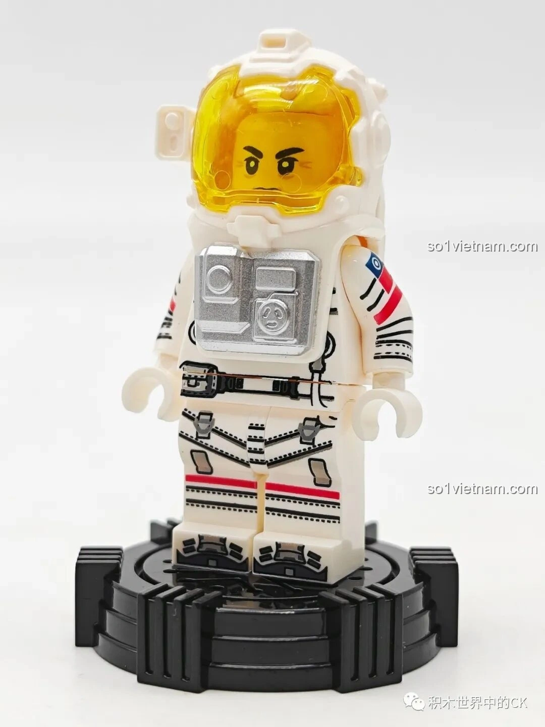 Mô hình Xe Vận Tải Mặt Trăng (107107) của SEMBO Lưu Lạc Địa Cầu 2 đã hoàn thiện, chụp từ góc thấp, nổi bật bánh xe và thùng xe.