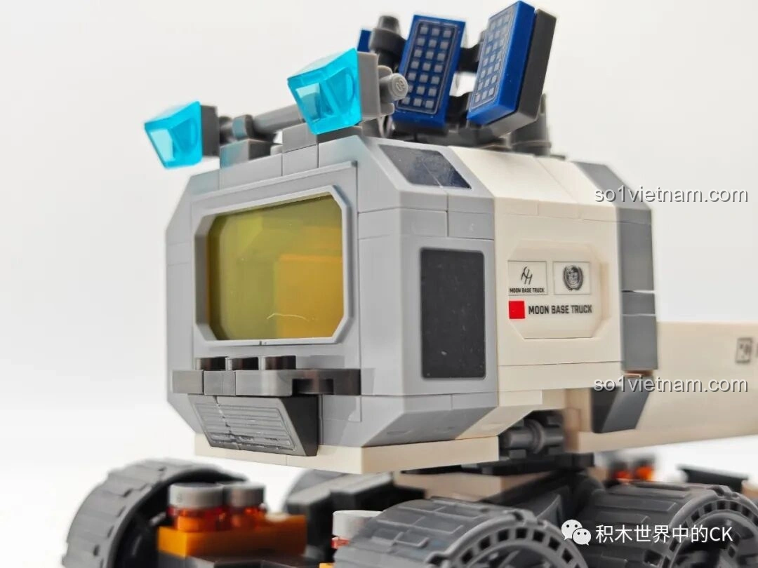 Mô hình Xe Vận Tải Mặt Trăng (107107) của SEMBO Lưu Lạc Địa Cầu 2 cùng hai minifigure phi hành gia và hai hộp vật tư, tạo cảnh quan hoàn chỉnh.