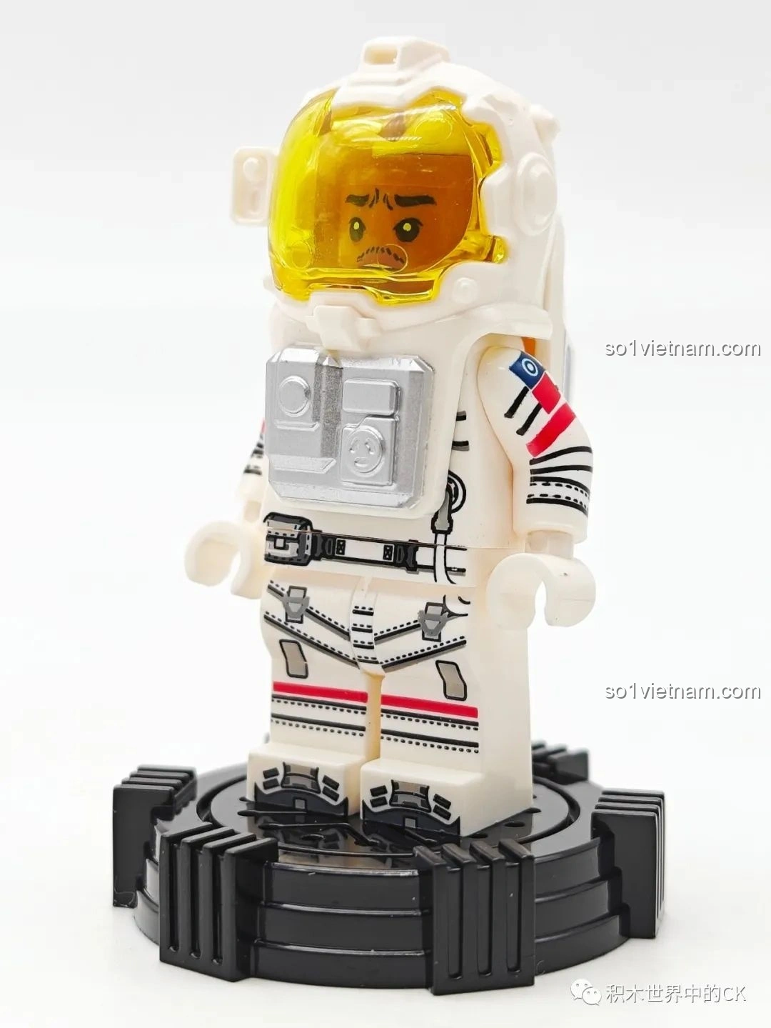 Mặt sau của mô hình Xe Vận Tải Mặt Trăng (107107) từ bộ SEMBO Lưu Lạc Địa Cầu 2, hiển thị các chi tiết đèn và cấu trúc thùng xe.