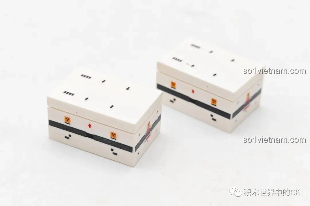 Mặt trước của mô hình Xe Vận Tải Mặt Trăng (107107) từ bộ SEMBO Lưu Lạc Địa Cầu 2, với kính chắn gió lớn và đèn pha.