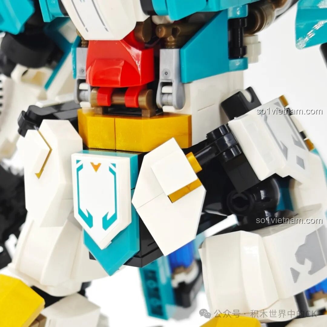 Cận cảnh phần chân của robot Mã Siêu 103395, với các chi tiết giáp và khớp nối.