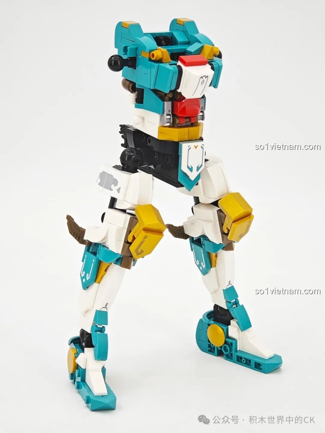 Mặt sau minifigure Mã Siêu SEMBO 103395, chi tiết in ấn sắc nét, thể hiện sự tỉ mỉ trong thiết kế.