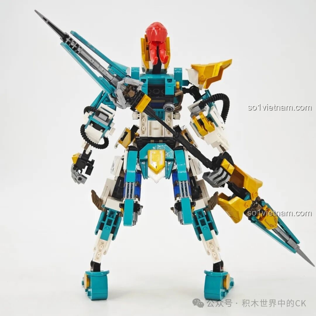 Minifigure Mã Siêu ngồi bên trong buồng lái của robot 103395, thể hiện tính năng tương tác độc đáo.