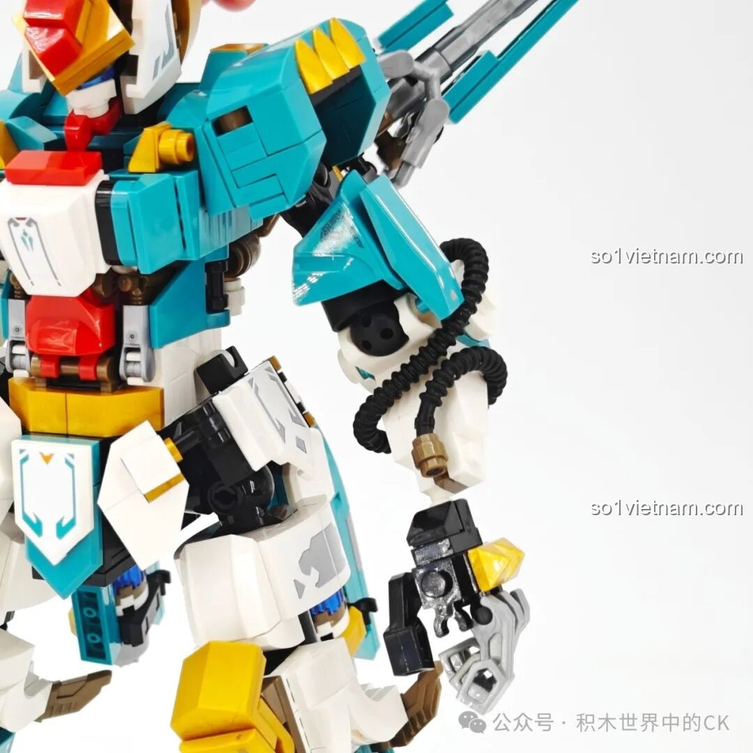 Robot Mã Siêu 103395 trong tư thế chiến đấu năng động với song thương, thể hiện khả năng tạo dáng linh hoạt.