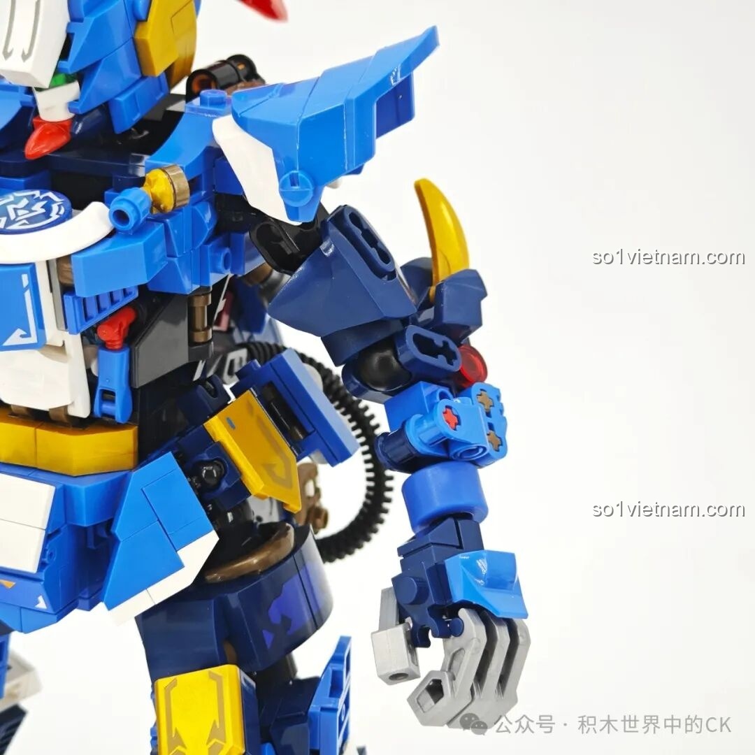 Cận cảnh tay robot Triệu Vân 103394 cầm Long Đảm Lượng Ngân Thương, thể hiện độ khít và chắc chắn.