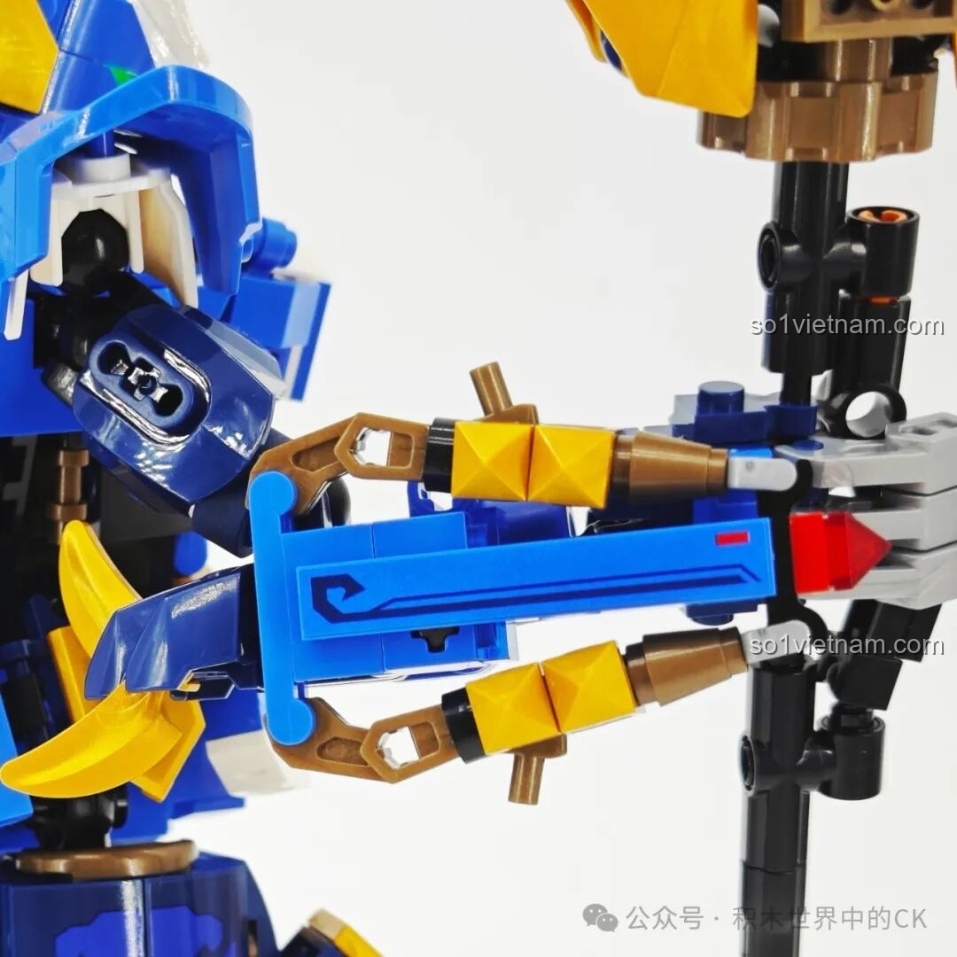 Cận cảnh phần chân của robot Triệu Vân 103394, với các chi tiết giáp và khớp nối.