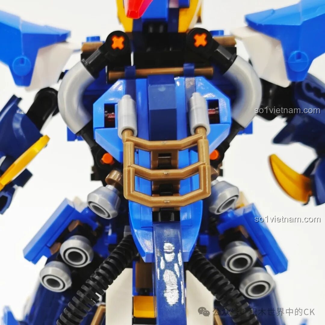 Cận cảnh phần hông của robot Triệu Vân 103394, với các chi tiết giáp và khớp nối.