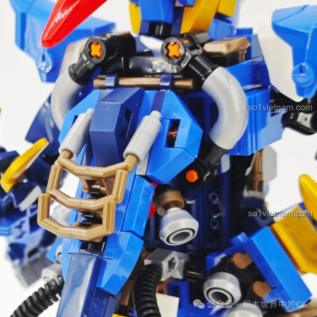 Góc nhìn khác của lưng robot Triệu Vân 103394, thể hiện sự phức tạp trong thiết kế.