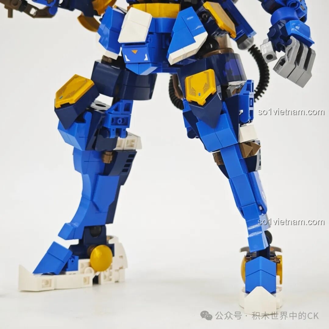 Cận cảnh Long Đảm Lượng Ngân Thương của robot Triệu Vân 103394, với thiết kế sắc bén và hiệu ứng lửa xanh.