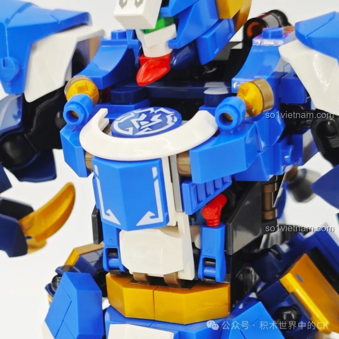 Minifigure Triệu Vân ngồi bên trong buồng lái của robot 103394, thể hiện tính năng tương tác độc đáo.