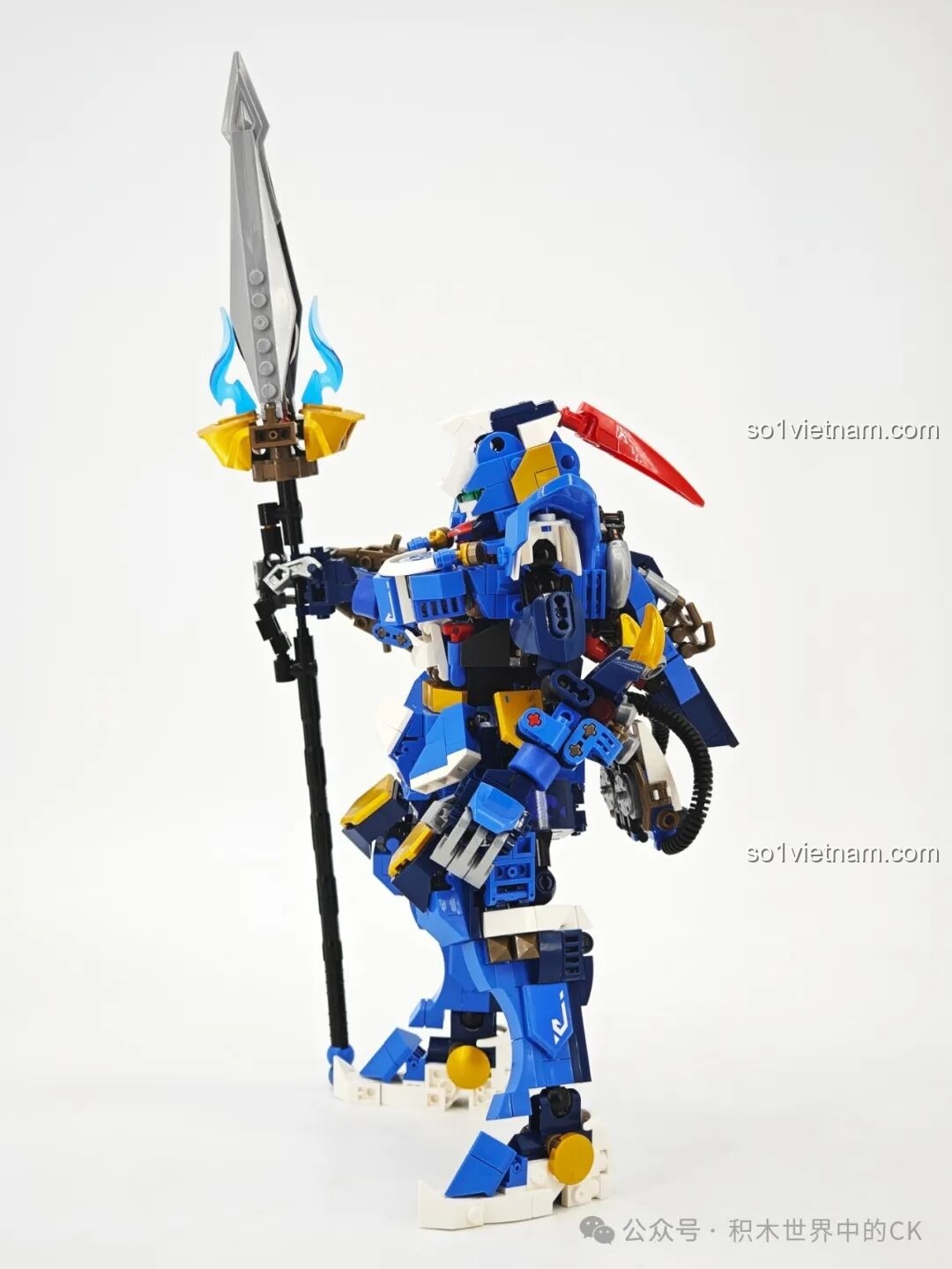 Góc nhìn nghiêng của robot Triệu Vân 103394, khoe chi tiết giáp trụ và vũ khí Long Đảm Lượng Ngân Thương.