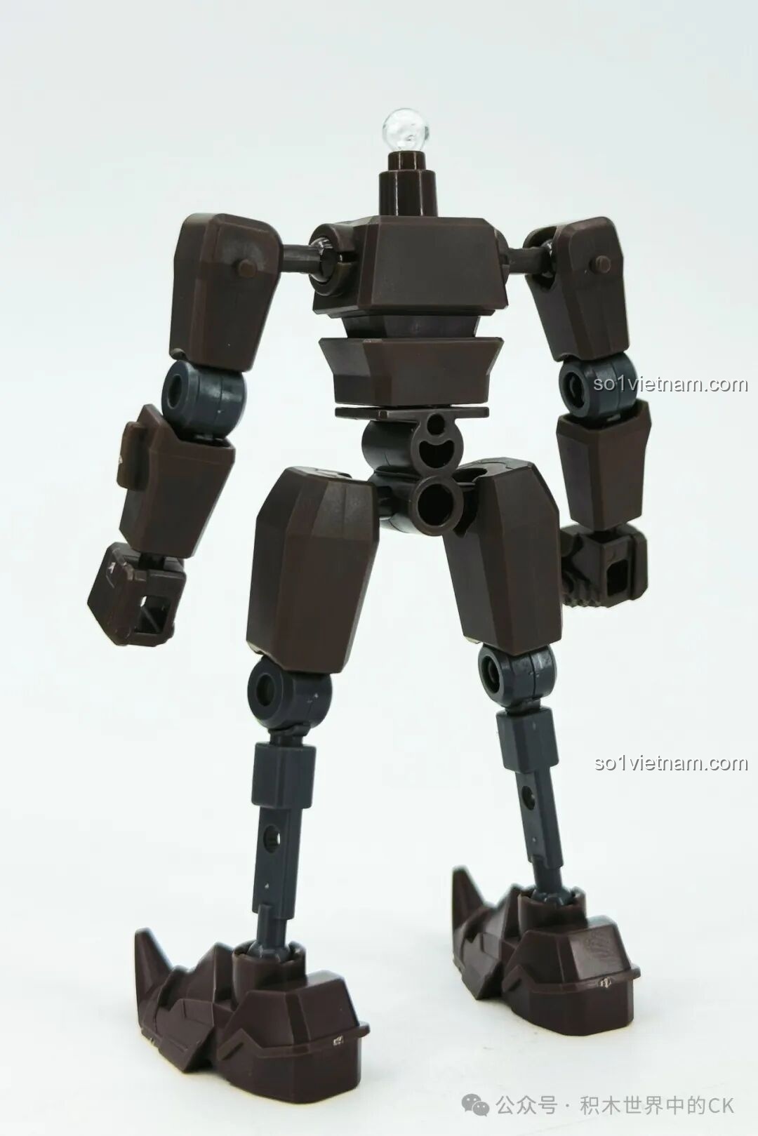 Bộ khung xương robot Sembo Nguyên Linh Chiến Kỷ đứng thẳng, thể hiện khả năng giữ thăng bằng tốt, dùng cho Thanh Long 900003.