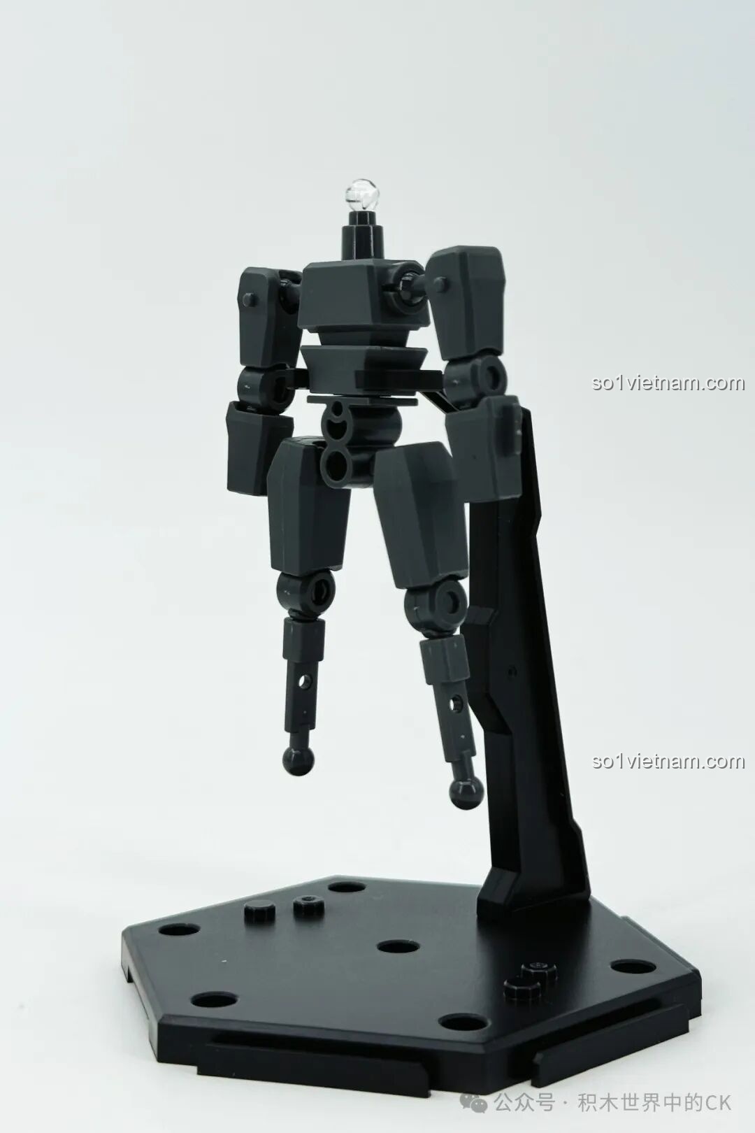 Bộ khung xương robot Sembo Nguyên Linh Chiến Kỷ được đặt trên đế trưng bày, thể hiện khả năng bay lượn, dùng cho Thanh Long 900003.