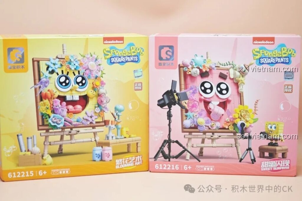 Hai hộp đồ chơi lắp ghép SEMBO Spongebob: "Bức Tranh Hoa" (612215) và "Ống Kính Máy Ảnh" (612216) với thiết kế màu sắc tươi tắn, đáng yêu.