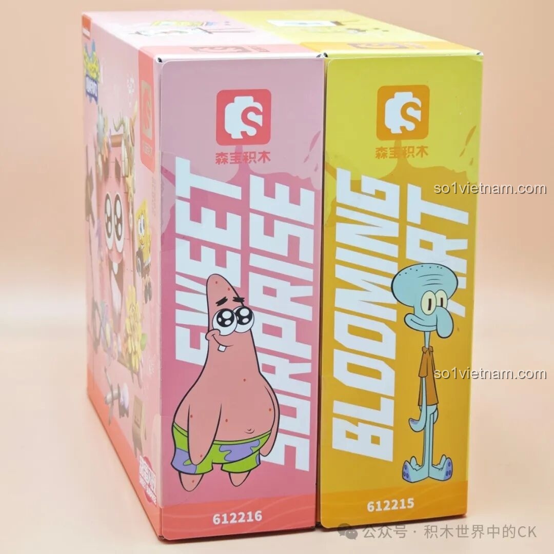 Cận cảnh hai bên hông hộp đồ chơi lắp ghép SEMBO Spongebob, hiển thị các mô hình lắp ráp.