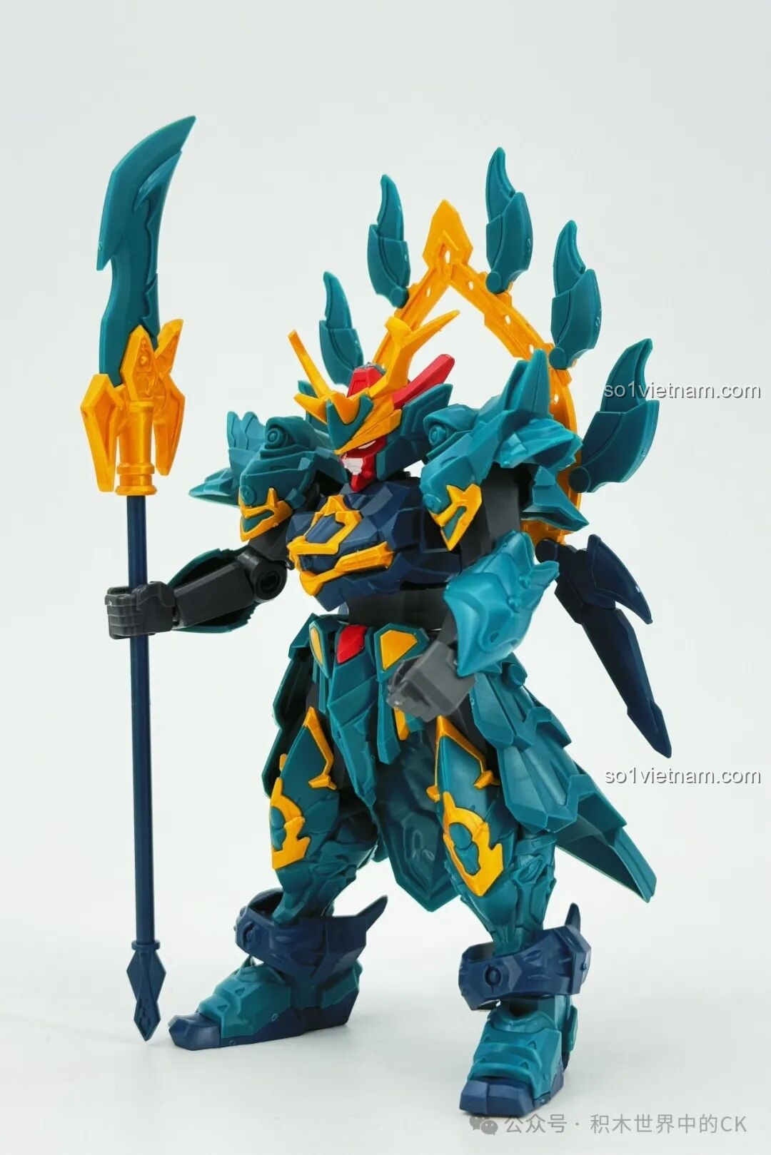 Mô hình robot Sembo Thanh Long 900003 đã lắp ráp hoàn chỉnh, nhìn từ phía sau lưng, với các chi tiết giáp và vũ khí.