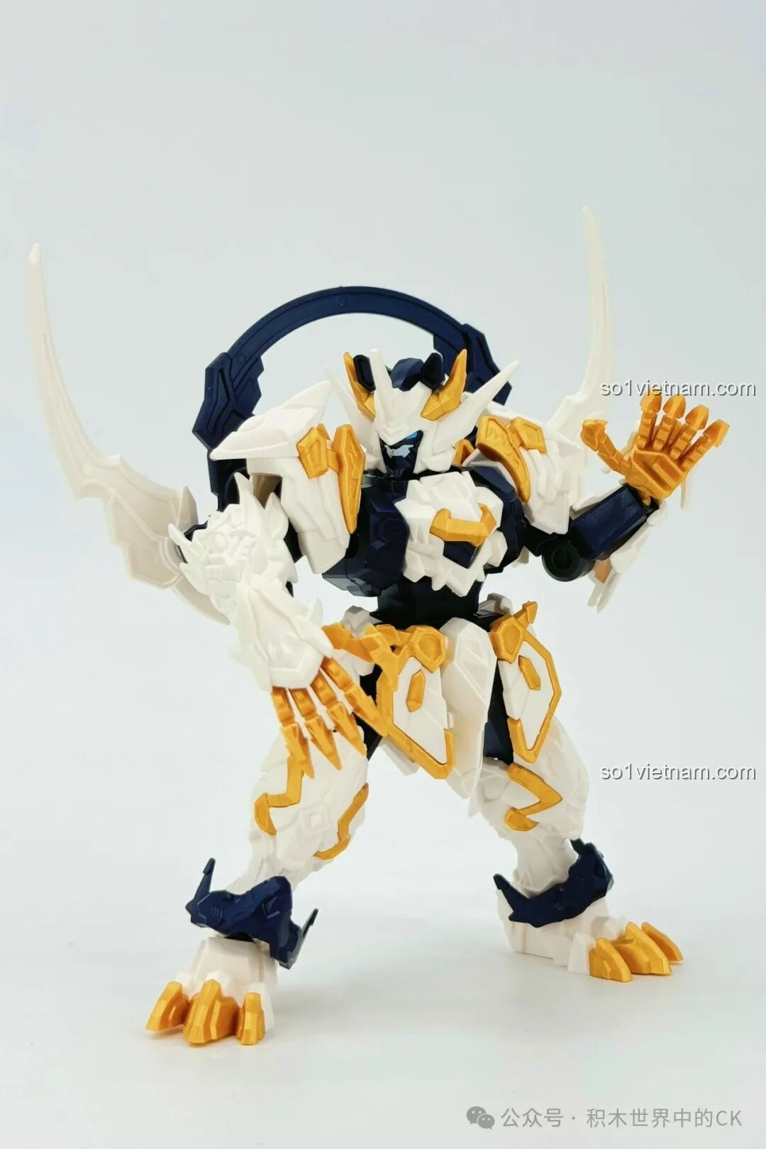 Mô hình robot Sembo Thanh Long 900003 đã lắp ráp hoàn chỉnh, nhìn từ phía trước, với đại đao, phù hợp cho bé trai.