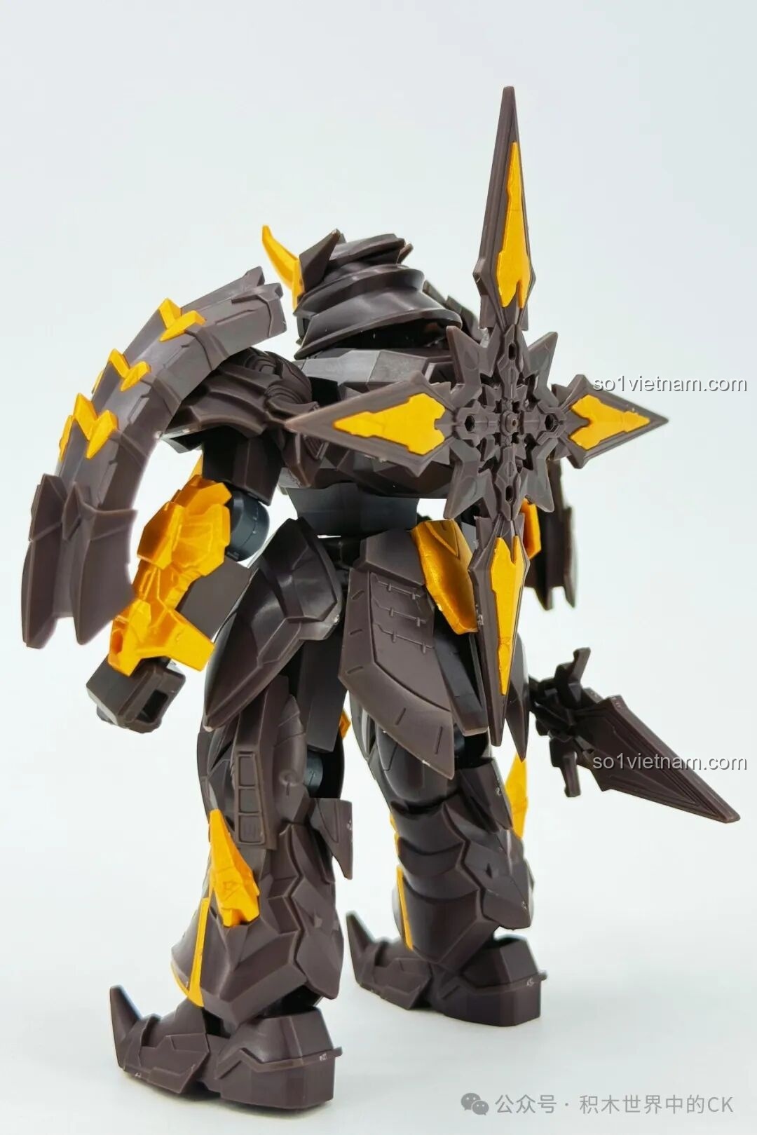 Mô hình robot Sembo Trọc Ảnh 900004 đã lắp ráp hoàn chỉnh, nhìn từ cạnh bên với vũ khí, minh họa khả năng cầm nắm.