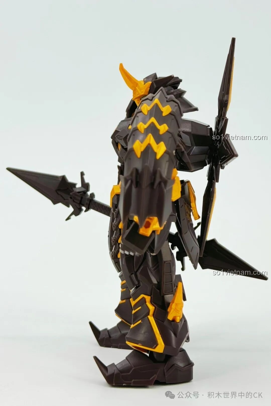 Mô hình robot Sembo Trọc Ảnh 900004 đã lắp ráp hoàn chỉnh, nhìn từ góc chéo phía sau, thể hiện độ linh hoạt của mô hình.