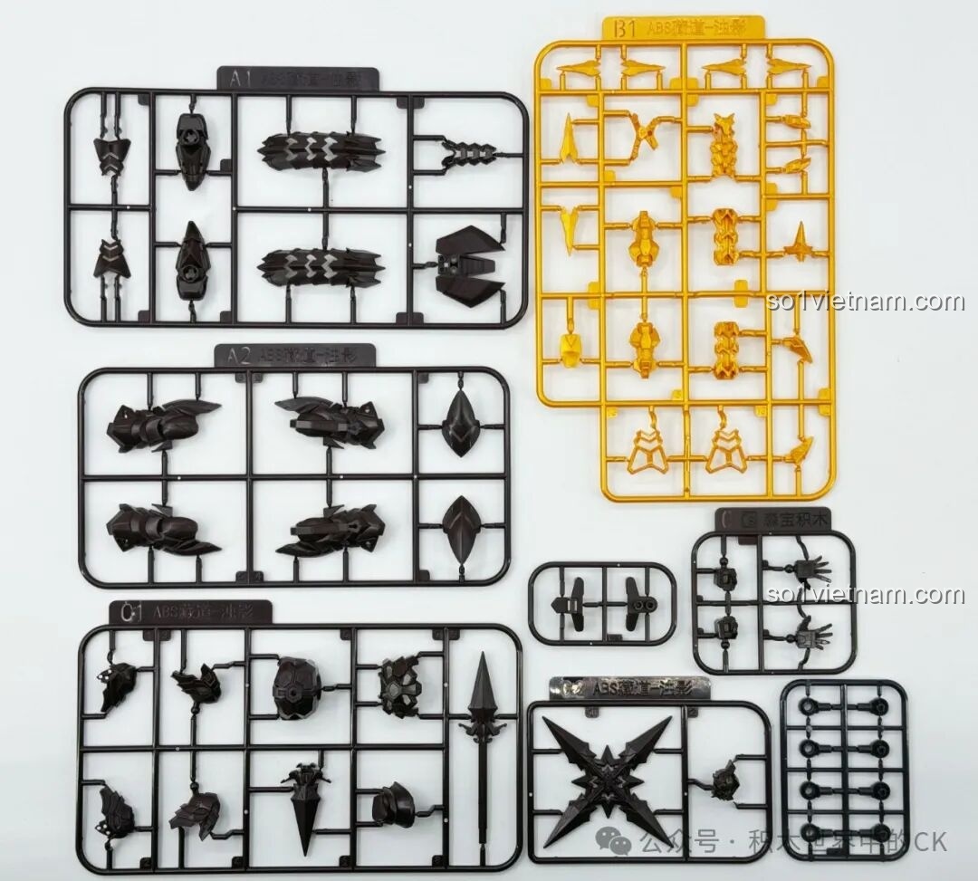 Mô hình robot Sembo Trọc Ảnh 900004 đã lắp ráp hoàn chỉnh, nhìn từ phía sau, với chi tiết giáp lưng hình ngôi sao.