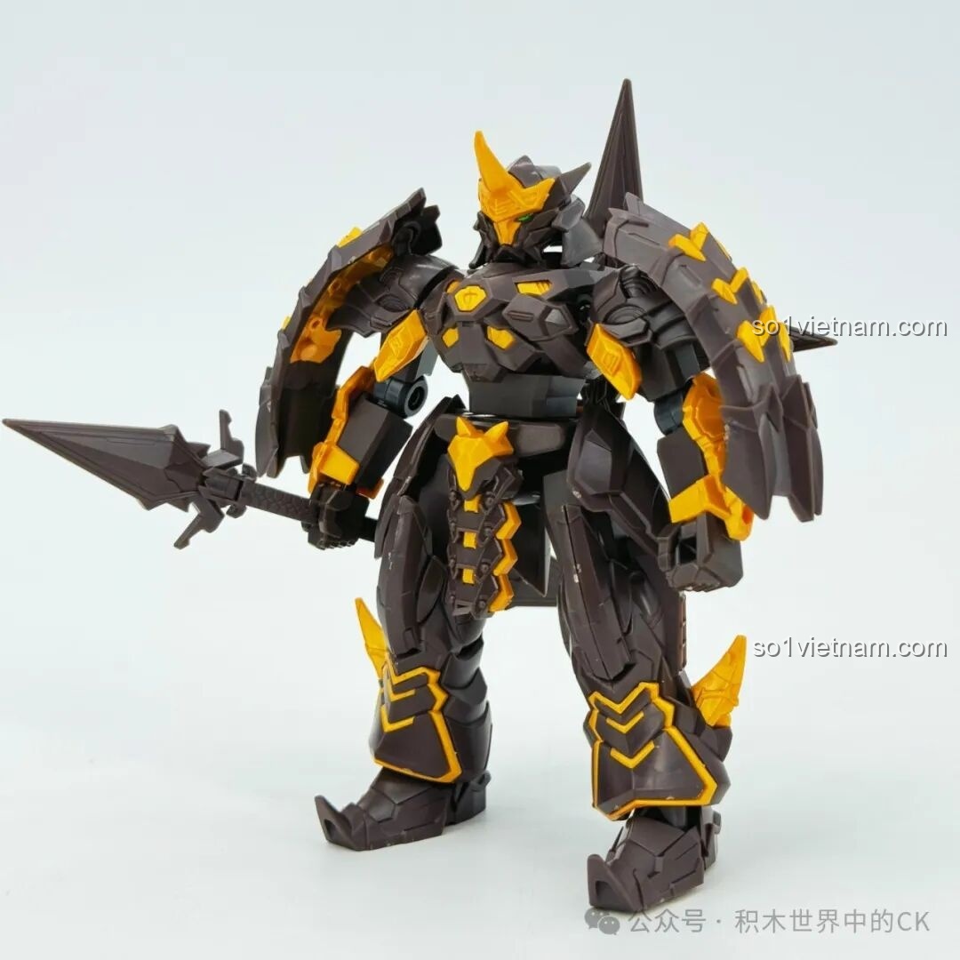 Mô hình robot Sembo Trọc Ảnh 900004 đã lắp ráp hoàn chỉnh, nhìn từ phía sau lưng, với các chi tiết giáp và vũ khí.