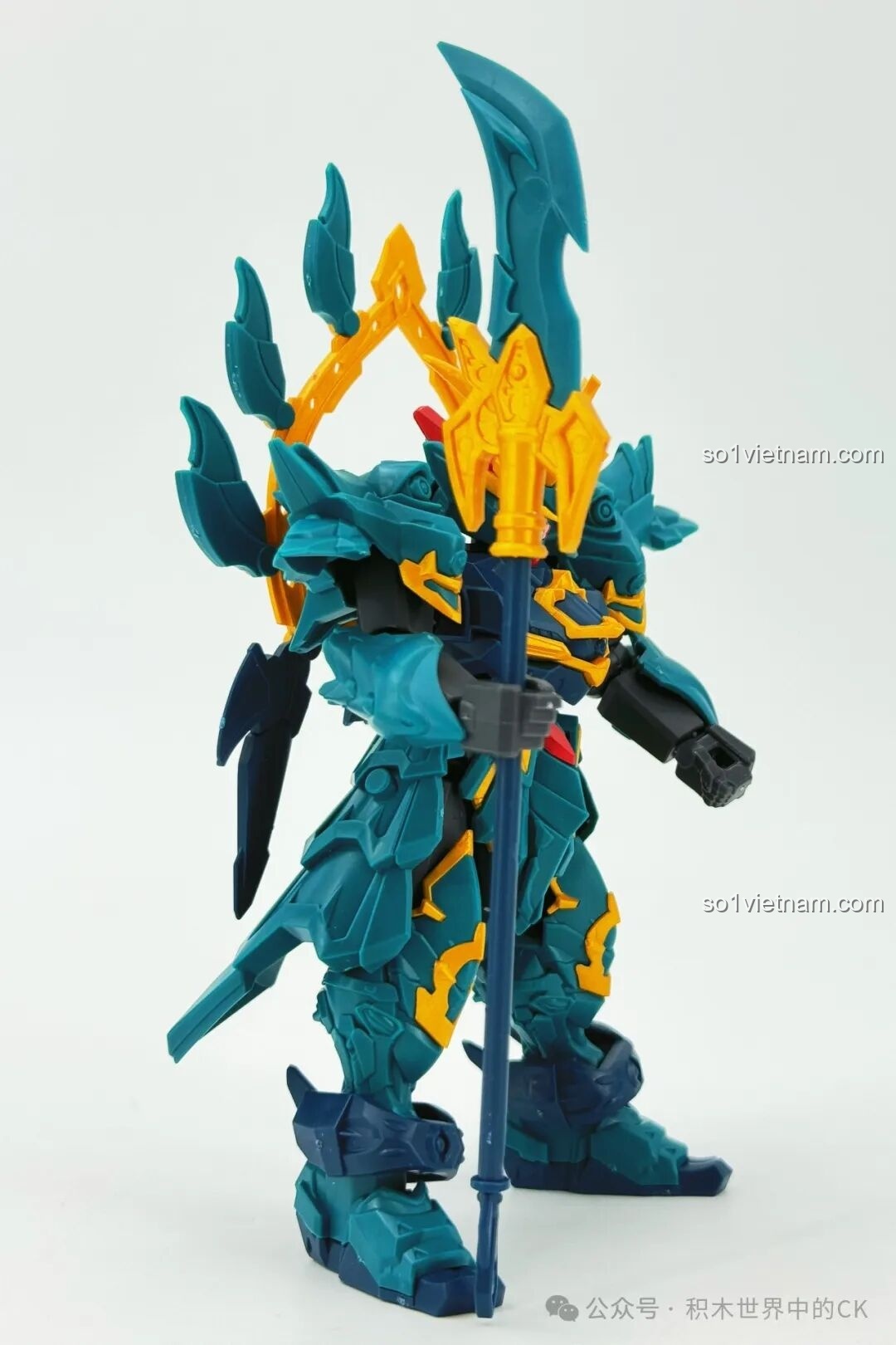 Các vỉ mảnh ghép của mô hình robot Sembo Trọc Ảnh 900004 với các màu nâu đất và vàng cam, cho bé trai 6 tuổi.