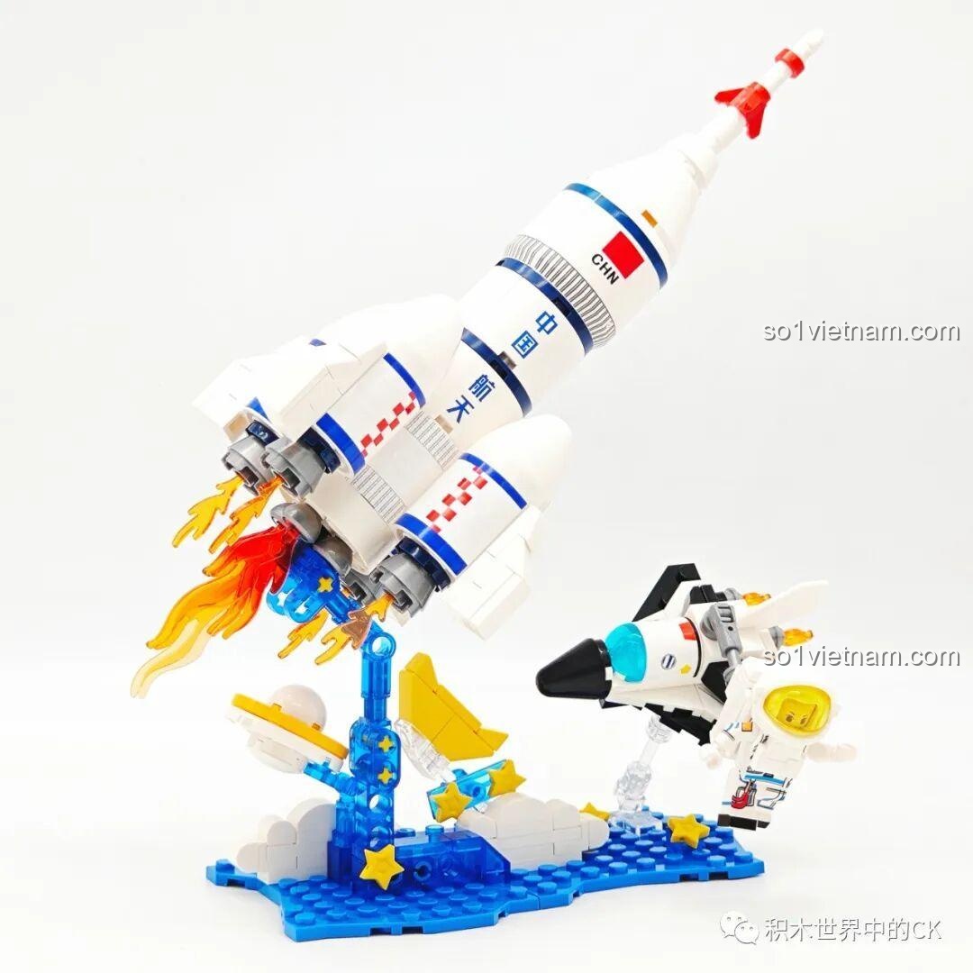 Góc nhìn khác của mô hình SEMBO Trường Chinh 2F Dạo Bước Ngân Hà, nổi bật hiệu ứng lửa từ động cơ tên lửa.