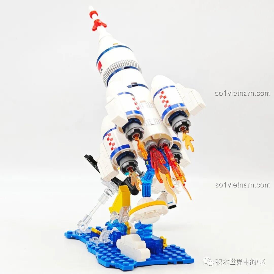 Cận cảnh động cơ tên lửa Trường Chinh 2F của SEMBO với hiệu ứng lửa trong suốt, tạo cảm giác chân thực khi phóng.