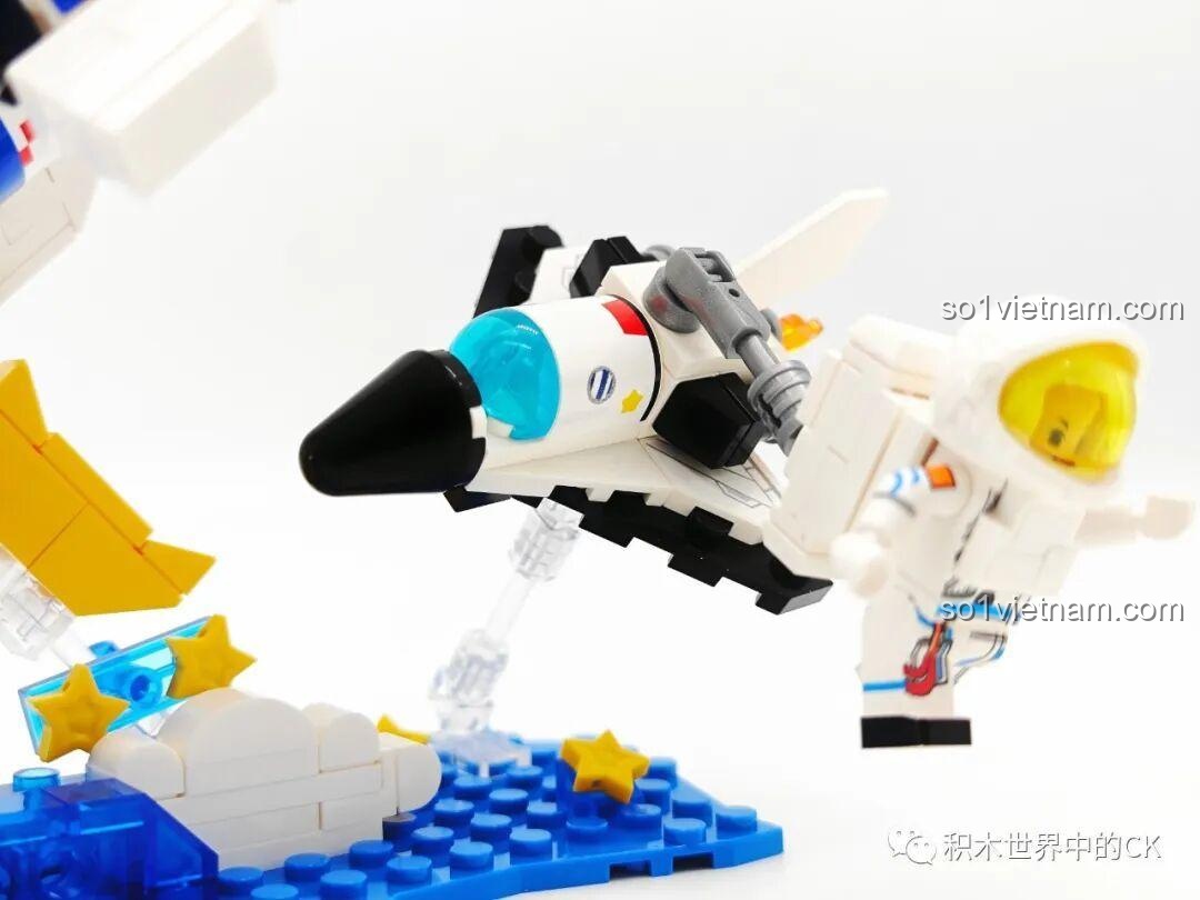 Tàu con thoi mini đi kèm bộ lắp ghép SEMBO Trường Chinh 2F Dạo Bước Ngân Hà, chi tiết nhỏ nhưng ấn tượng.