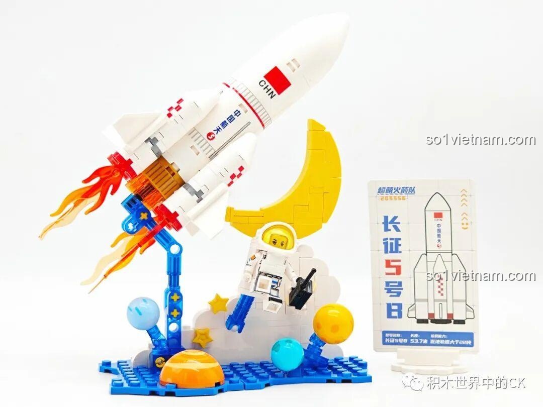 Mô hình tên lửa Trường Chinh 5B Du Ngoạn Tinh Hà (203356) của SEMBO đã hoàn thiện, với phi hành gia và mặt trăng trên đế trưng bày.