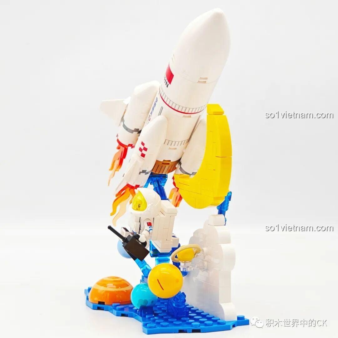 Toàn cảnh mô hình SEMBO Trường Chinh 5B Du Ngoạn Tinh Hà, với mặt trăng và phi hành gia lơ lửng trong không gian.