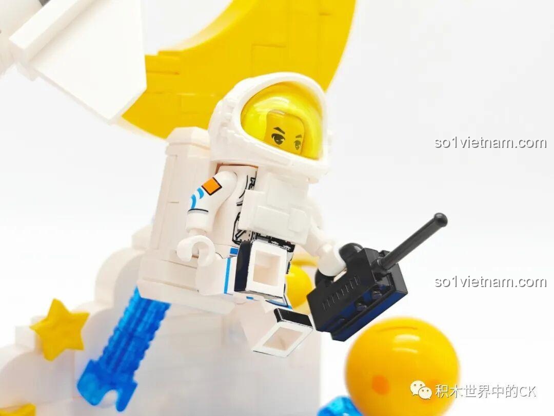 Phi hành gia minifigure của bộ lắp ghép SEMBO Trường Chinh 5B Du Ngoạn Tinh Hà, với bộ đồ trắng và mũ bảo hiểm vàng.