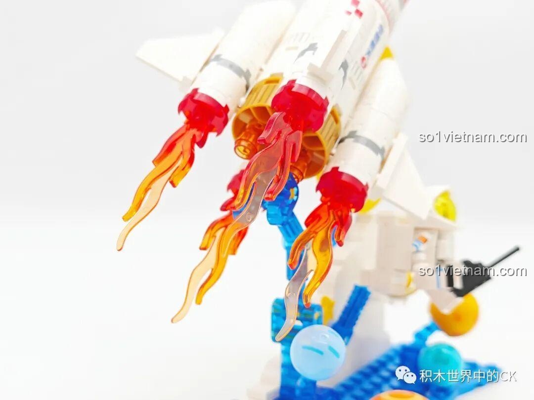 Mô hình tên lửa Trường Chinh 7 Quần Tinh Hoàn Nhiễu (203357) của SEMBO đã hoàn thiện, với phi hành gia và vệ tinh trên đế trưng bày.