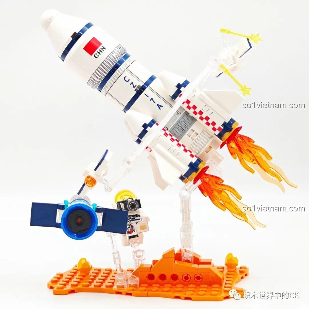 Phi hành gia minifigure của bộ lắp ghép SEMBO Trường Chinh 7 Quần Tinh Hoàn Nhiễu, với máy ảnh và bộ đồ trắng.