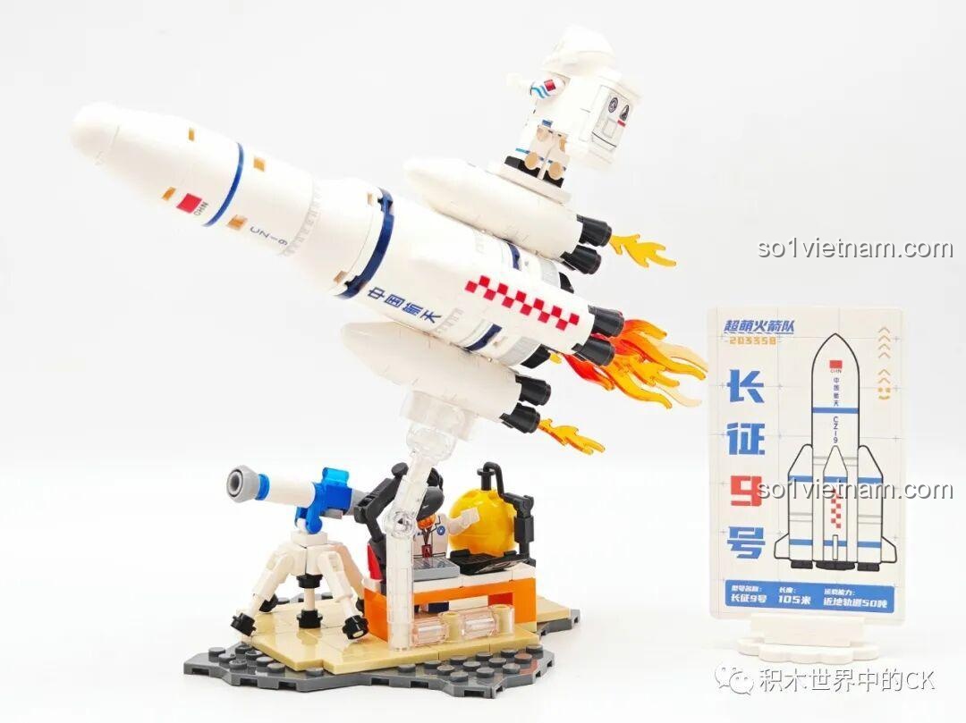 Bàn làm việc với máy tính và các thiết bị khoa học của bộ lắp ghép SEMBO Trường Chinh 9 Kế Hoạch Hỏa Tinh.