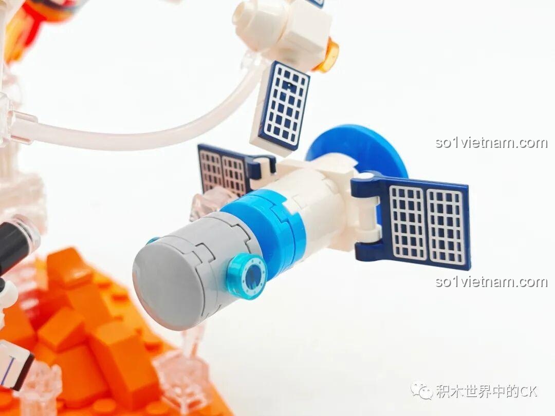 Góc nhìn khác của mô hình SEMBO Trường Chinh 9 Kế Hoạch Hỏa Tinh, nổi bật kính thiên văn và các thiết bị khoa học.