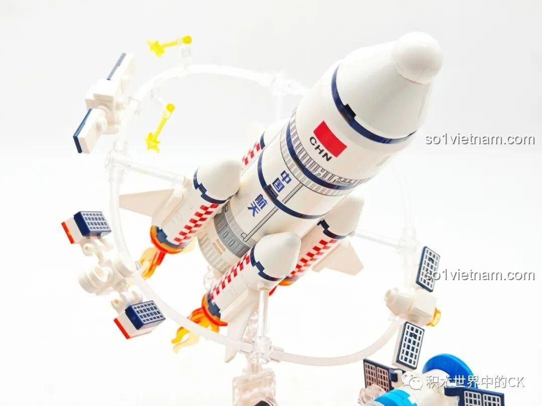 Mô hình tên lửa Trường Chinh 9 của SEMBO trên đế trưng bày, thể hiện sự cân đối và chi tiết của bộ lắp ghép.