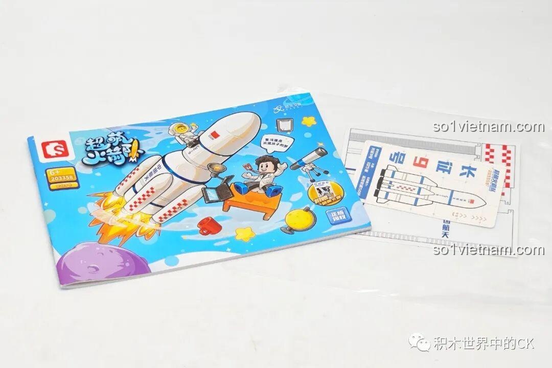 Minifigure nhà khoa học của bộ lắp ghép SEMBO Trường Chinh 9 Kế Hoạch Hỏa Tinh, với bàn làm việc và máy tính.