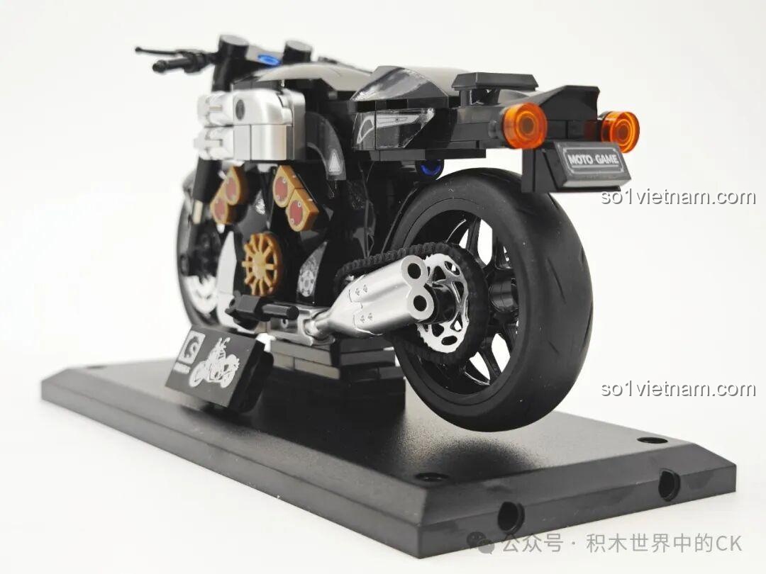 Cận cảnh bánh sau và phần đuôi của mô hình xe mô tô Sembo Yamaha V-MAX 714537, với chi tiết xích truyền động.