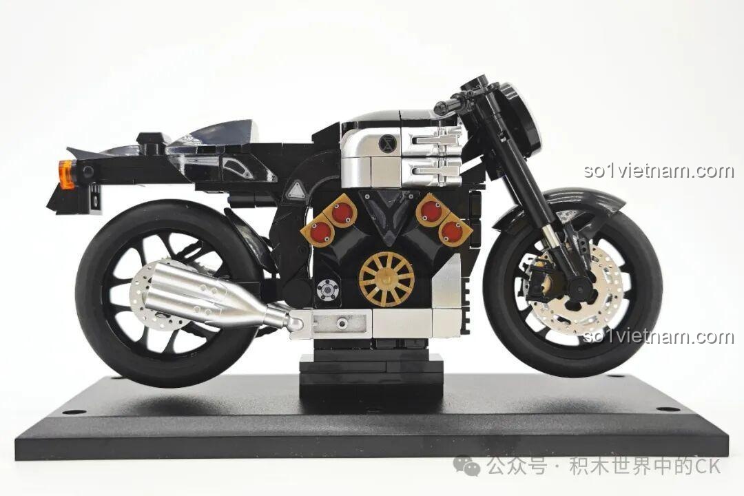 Mô hình xe mô tô Sembo Yamaha V-MAX 714537 đã lắp ráp hoàn chỉnh, nhìn từ góc nghiêng bên phải trên đế trưng bày.