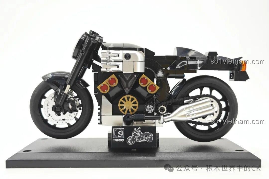 Mô hình xe mô tô Sembo Yamaha V-MAX 714537 đã lắp ráp hoàn chỉnh, nhìn từ góc nghiêng bên trái trên đế trưng bày.