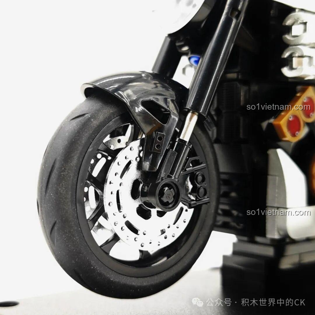 Cận cảnh phần động cơ và chi tiết bên hông của mô hình xe mô tô Sembo Yamaha V-MAX 714537.