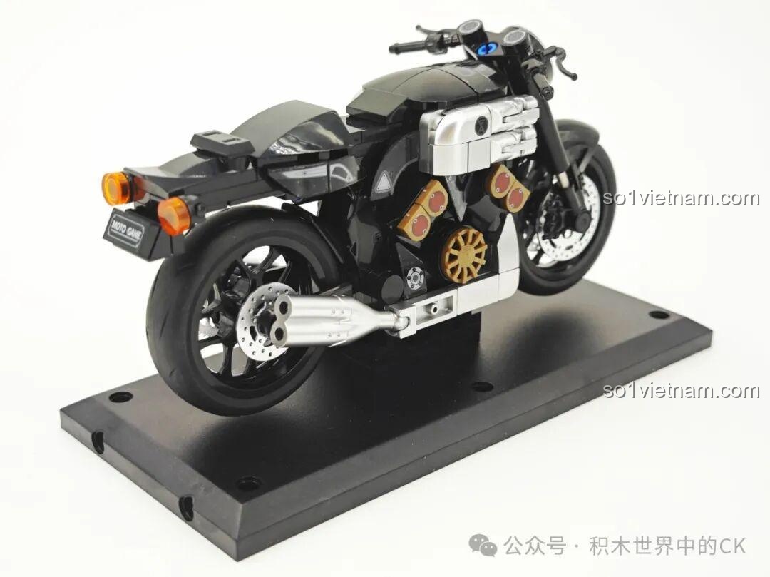 Cận cảnh ống xả và phần động cơ bên phải của mô hình xe mô tô Sembo Yamaha V-MAX 714537.