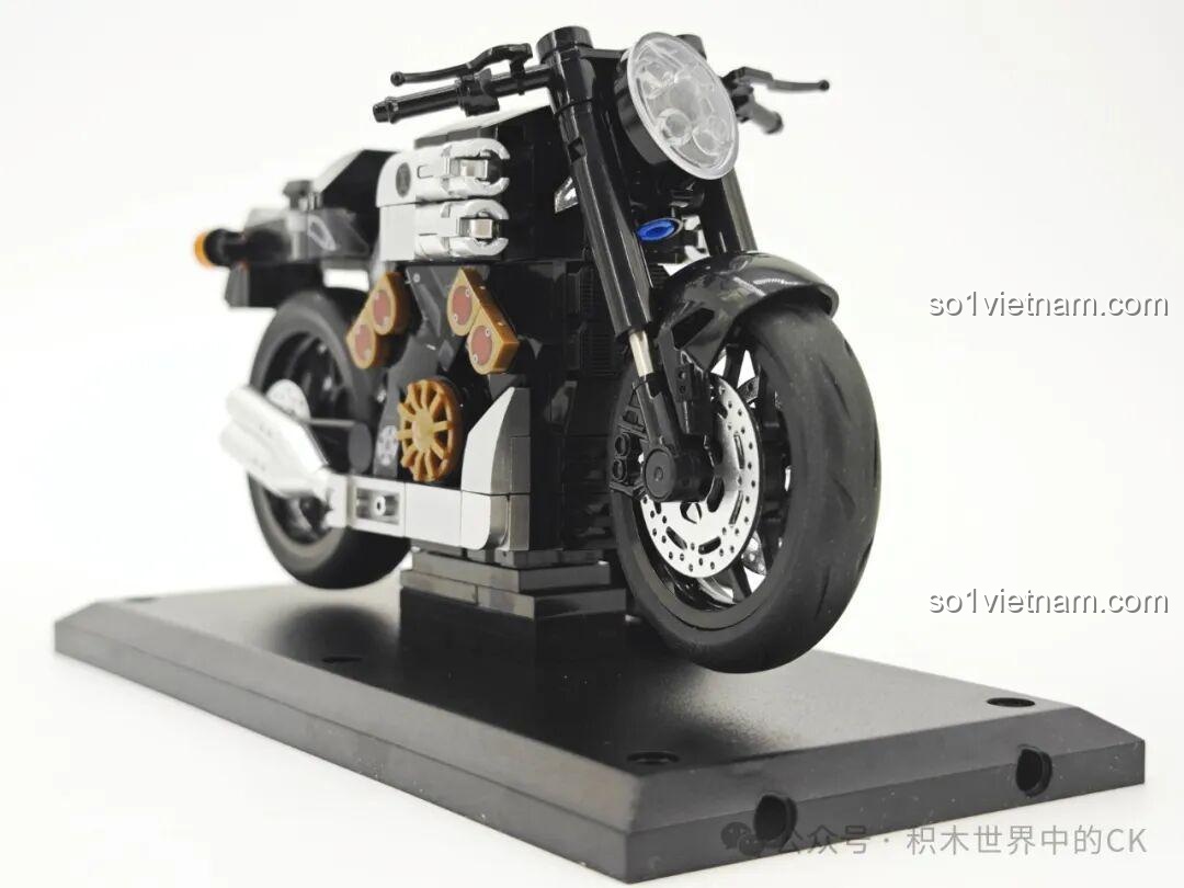 Cận cảnh bánh trước, đĩa phanh kim loại và hệ thống treo hoạt động của mô hình xe mô tô Sembo Yamaha V-MAX 714537.