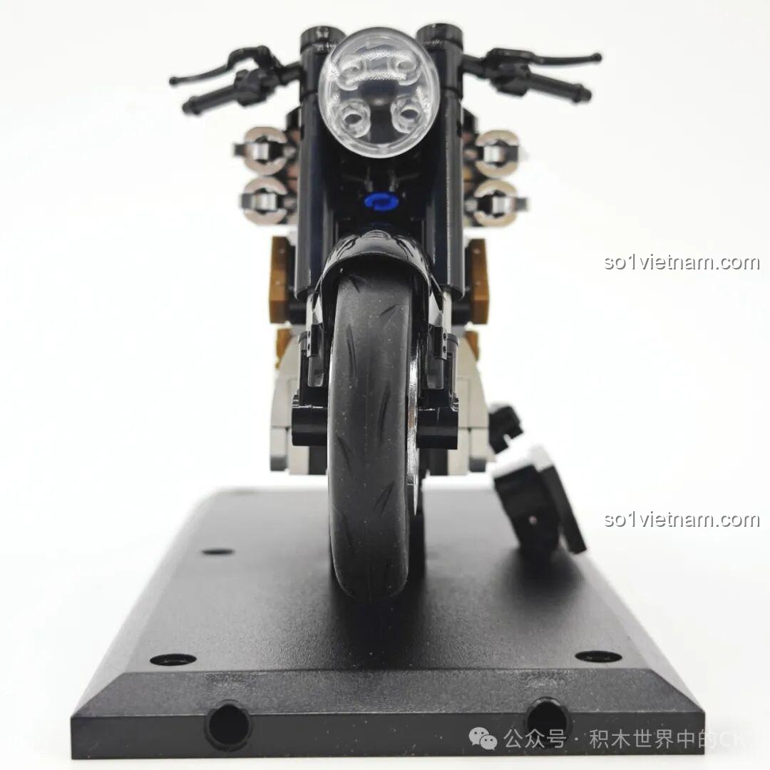 Cận cảnh tay lái và đồng hồ của mô hình xe mô tô Sembo Yamaha V-MAX 714537.