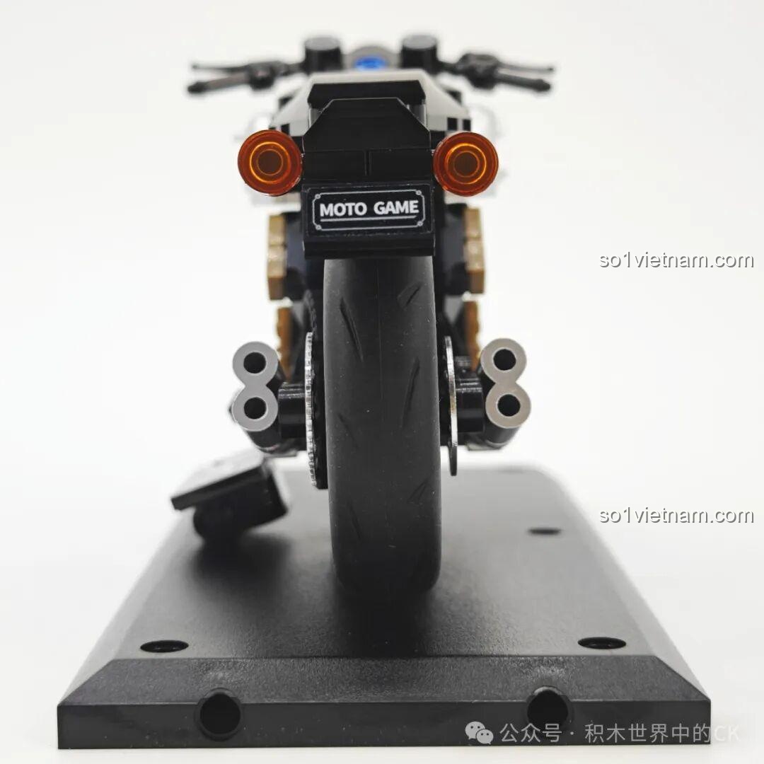 Mô hình xe mô tô Sembo Yamaha V-MAX 714537 nhìn trực diện từ phía sau, thể hiện độ rộng của lốp xe và ống xả kép.