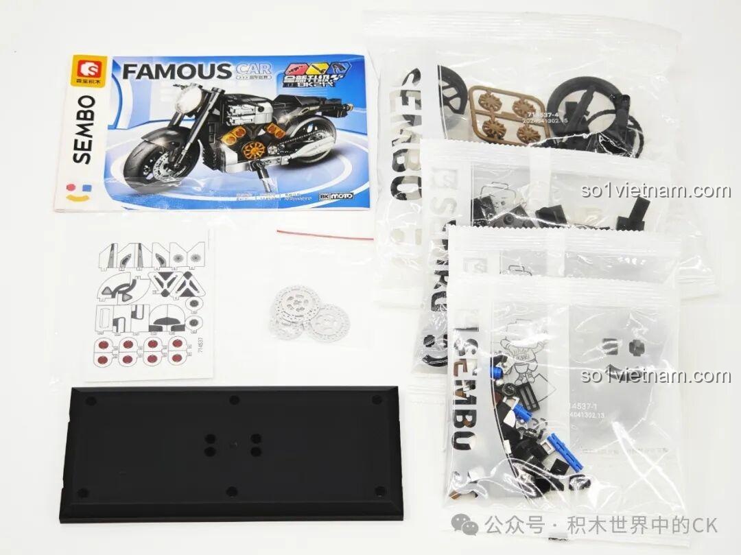 Các mảnh ghép, hướng dẫn, sticker và đế trưng bày của mô hình xe mô tô Sembo Yamaha V-MAX 714537 khi mở hộp.