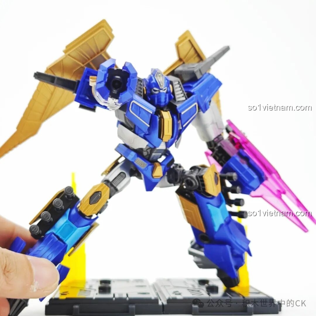 Mô hình Sentinel Prime Blokees 71164 trong tư thế tấn công, một tay cầm khiên và một tay giơ súng về phía trước.