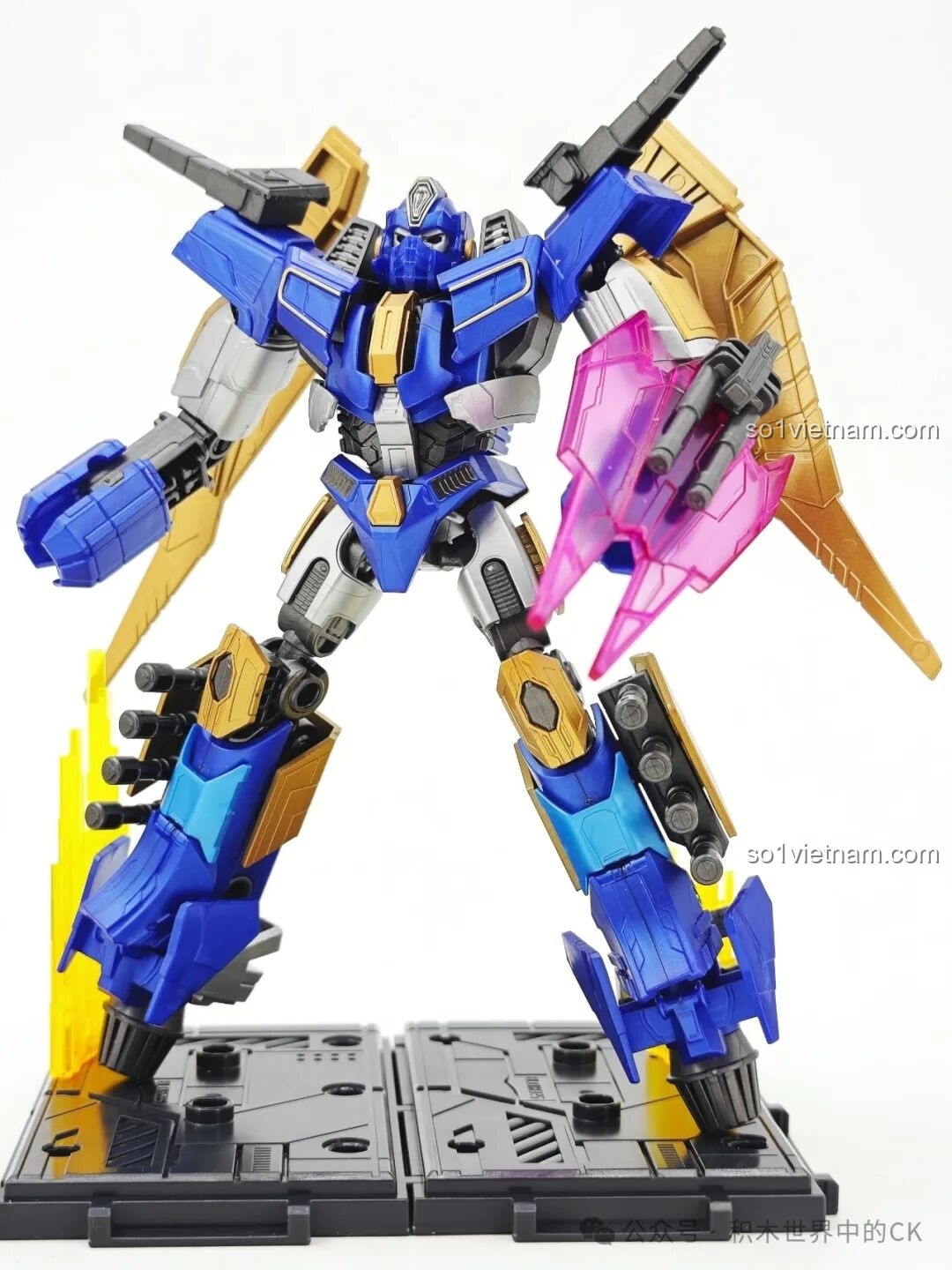 Mô hình Sentinel Prime Blokees 71164 tạo dáng chiến đấu với đầy đủ vũ khí, khiên và hiệu ứng trên đế trưng bày.