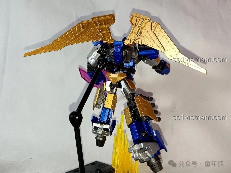 Mô hình Sentinel Prime được gắn trên đế trưng bày, cho phép tạo các tư thế bay lượn và hành động phức tạp.